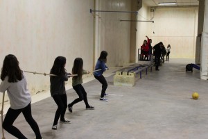 Niñsa con la sogatira en el cumple mixto amarillo