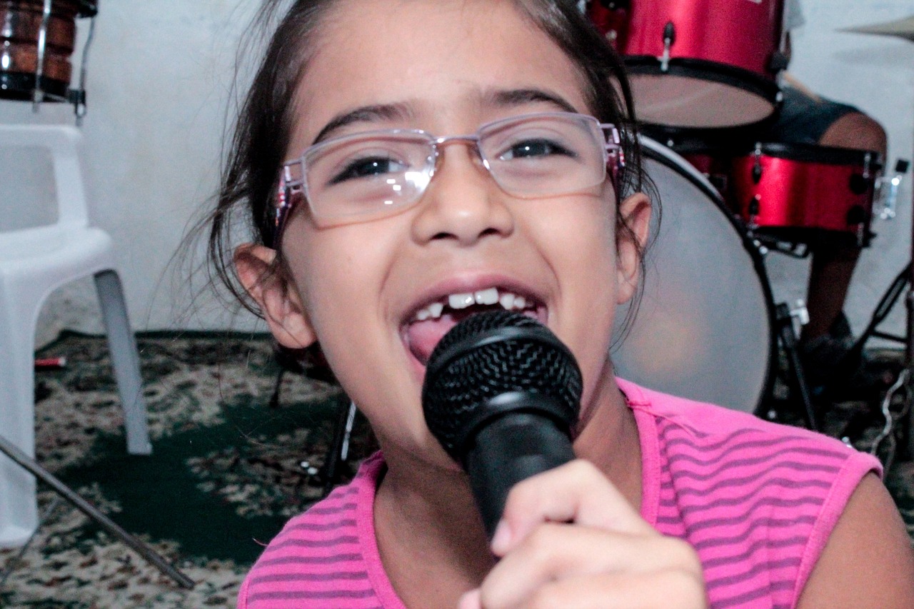 Cantando en el karaoke infantil