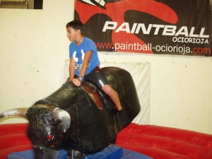 niño montado en el toro mecanico del cumple hinchables del chiquipark paintball ociorioja