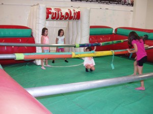 Futbolín humano en el cumple hinchables en logroño del chiquipark paintball ociorioja