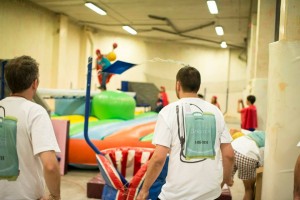 Observando a su compañero intentando superar una prueba