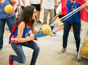 Chica intentando encestar balon con una catapulta del humor amarillo de paintball ociorioja