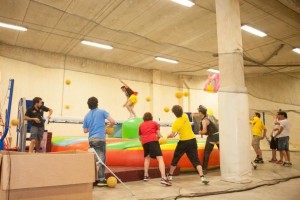 Amigos intentando que otro amigo no supere la prueba de humor amarillo