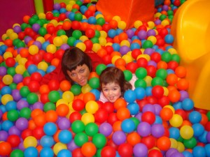 Niños escondidos en el Cumple Mixto Pequeball
