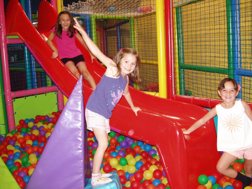 Niños disfrutando en el En el castillo de bolas del Cumple Mixto Pequeball