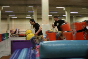 Amigos diputando una prueba del humor amarillo en logroño