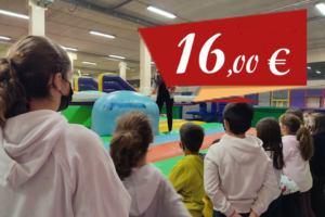 cumpleaños infantil con humor amarillo e hinchables